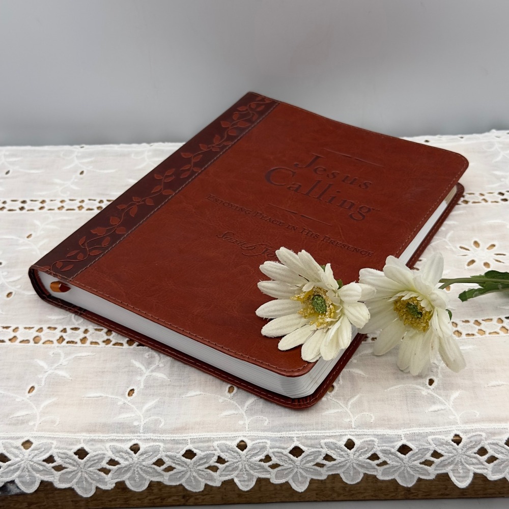 Thomas Nelson Jesus Calling Brown Leatherette 365 Daily Devotional 2013 OS Book